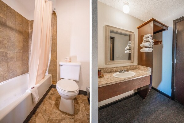 Foto van 2 tweepersoonsbedden (queensize) | Rookvrij - Vakantiehuis in Portland OR - BathRoom