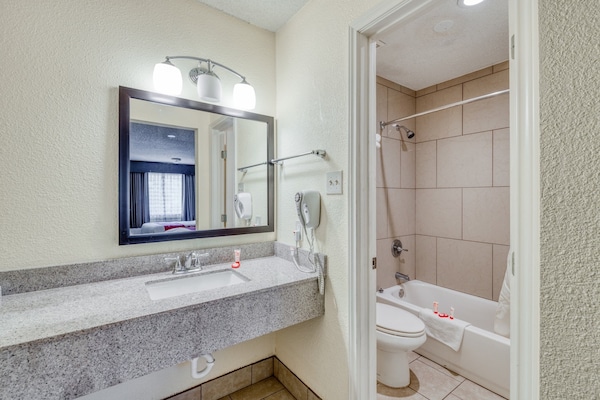 Foto van 3 Queensize bedden | Rosenberg TX - Vakantiehuis in Rosenberg TX - BathRoom