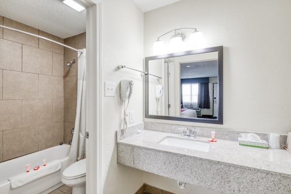 Foto van 3 Queensize bedden | Rosenberg TX - Vakantiehuis in Rosenberg TX - BathRoom