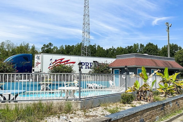 Foto van 2 Queensize Bedden Niet Roken - Vakantiehuis in Ridgeway, SC - Pool