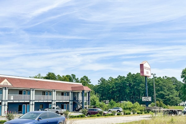 Foto van 2 Queensize Bedden Niet Roken - Vakantiehuis in Ridgeway, SC - parking