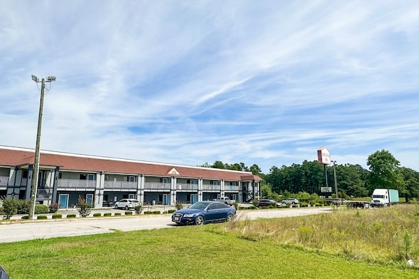 Foto van 2 Queensize Bedden Niet Roken - Vakantiehuis in Ridgeway, SC - parking