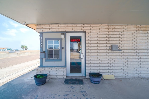 Foto van 2 tweepersoonsbedden | Roken toegestaan | Corpus Christi, Texas - parking