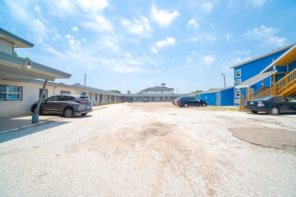 Foto van 3 Volledig Bed Met Kitchenette - Vakantiehuis in Corpus Christi TX - parking