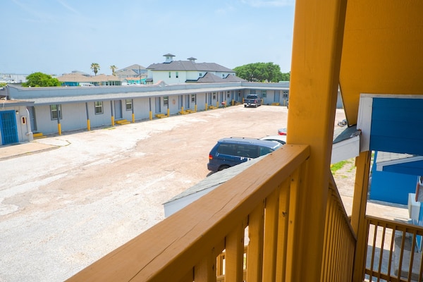 Foto van 2 tweepersoonsbedden met kitchenette - Vakantiehuis in Corpus Christi TX - parking
