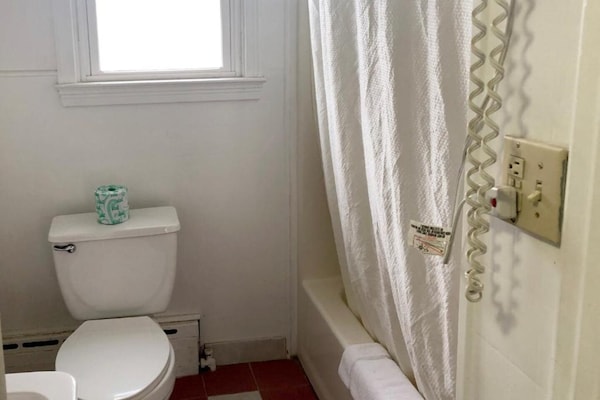 Foto van 2 tweepersoonsbedden | Rookvrij - Vakantiehuis in Seneca Falls NY - BathRoom