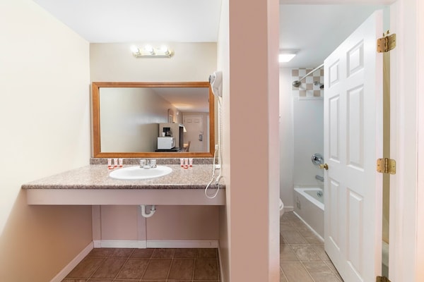 Foto van 2 tweepersoonsbedden | Rookvrij - Vakantiehuis in Seneca Falls NY - BathRoom