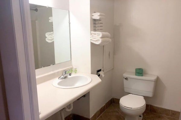 Foto van 2 tweepersoonsbedden | Rookvrij - Vakantiehuis in Seneca Falls NY - BathRoom
