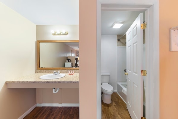 Foto van 2 tweepersoonsbedden | Rookvrij - Vakantiehuis in Seneca Falls NY - BathRoom