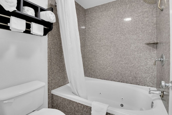 Foto van 2 tweepersoonsbedden (queensize) | Roken mogelijk - Vakantiehuis in Three Rivers TX - BathRoom