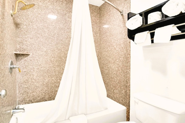 Foto van 2 tweepersoonsbedden (queensize) | Roken mogelijk - Vakantiehuis in Three Rivers TX - BathRoom