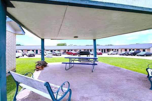 Foto van 2 tweepersoonsbedden (queensize) | Roken mogelijk - Vakantiehuis in Three Rivers TX - GardenSummer