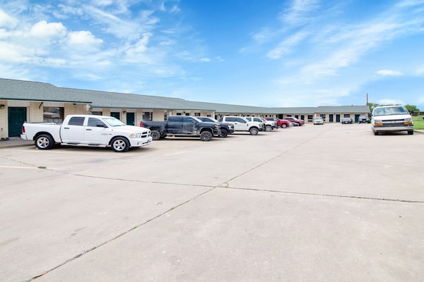 Foto van 2 tweepersoonsbedden (queensize) | Roken mogelijk - Vakantiehuis in Three Rivers TX - parking