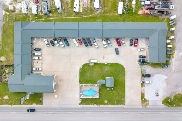 Foto van 2 tweepersoonsbedden (queensize) | Roken mogelijk - Vakantiehuis in Three Rivers TX - parking