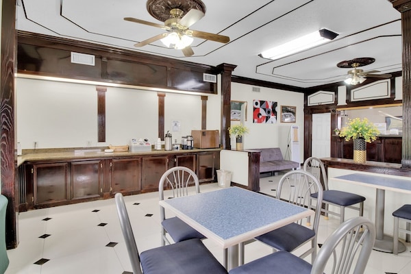 Foto van 2 tweepersoonsbedden (queensize) | Roken mogelijk - Vakantiehuis in Three Rivers TX - HallReception