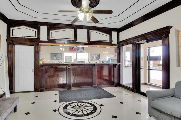 Foto van 2 tweepersoonsbedden (queensize) | Roken mogelijk - Vakantiehuis in Three Rivers TX - HallReception