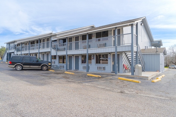 Foto van 2 Queensize bedden, niet-roken - Vakantiehuis in Three Rivers TX - ExteriorSummer