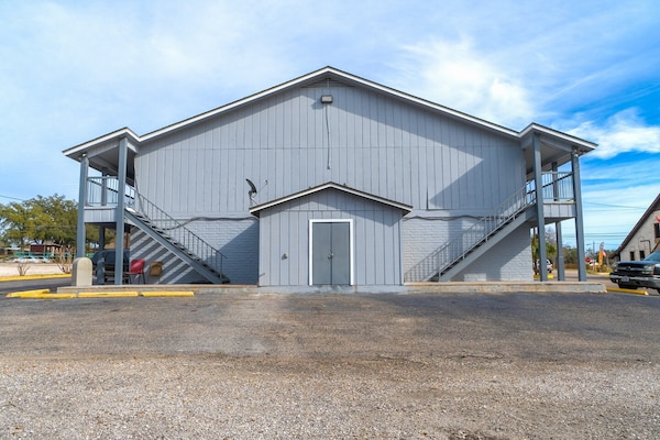Foto van 2 Queensize bedden, niet-roken - Vakantiehuis in Three Rivers TX - ExteriorSummer