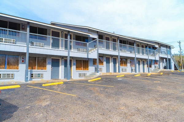 Foto van 2 Queensize bedden, niet-roken - Vakantiehuis in Three Rivers TX - ExteriorSummer