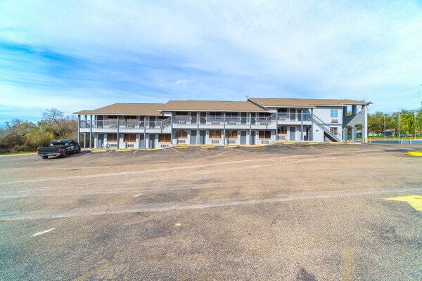 Foto van 2 Queensize bedden, niet-roken - Vakantiehuis in Three Rivers TX - ExteriorSummer