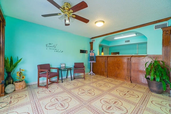Foto van 2 Queensize bedden, niet-roken - Vakantiehuis in Three Rivers TX - HallReception