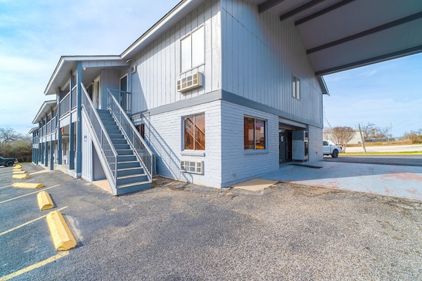 Foto van 2 Queensize bedden, niet-roken - Vakantiehuis in Three Rivers TX - ExteriorSummer