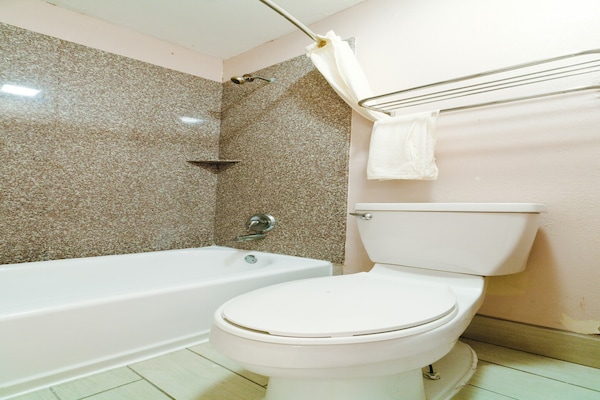 Foto van 2 Queensize bedden, niet-roken - Vakantiehuis in Three Rivers TX - BathRoom