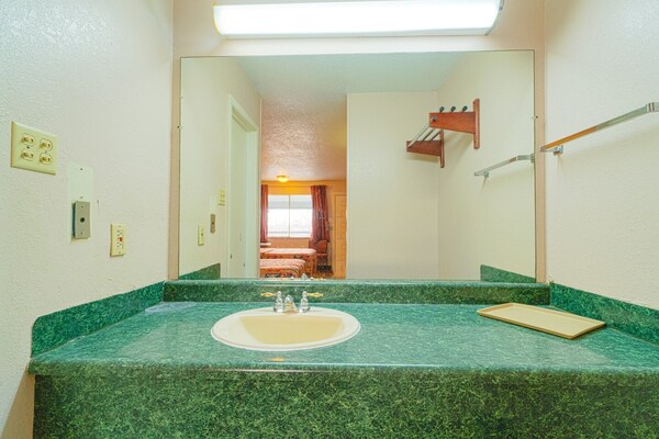Foto van 2 Queensize bedden, niet-roken - Vakantiehuis in Three Rivers TX - BathRoom