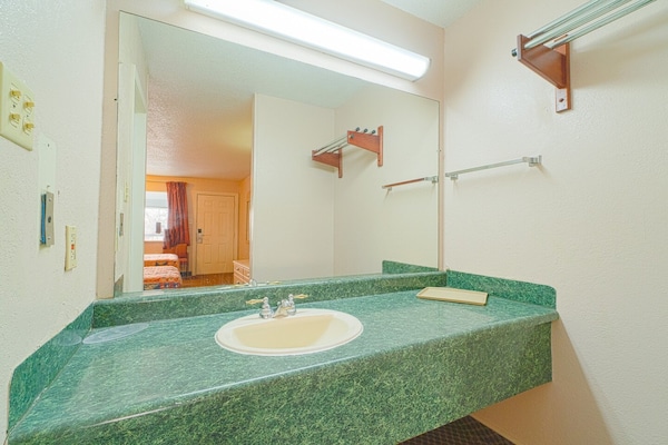 Foto van 2 Queensize bedden, niet-roken - Vakantiehuis in Three Rivers TX - BathRoom