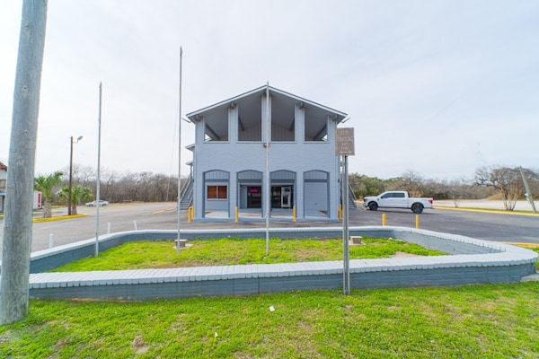 Foto van 2 Queensize bedden, niet-roken - Vakantiehuis in Three Rivers TX - ExteriorSummer