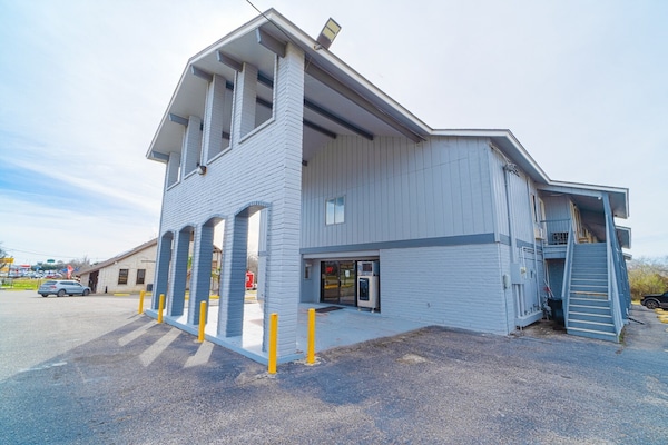 Foto van 2 Queensize bedden, niet-roken - Vakantiehuis in Three Rivers TX - ExteriorSummer