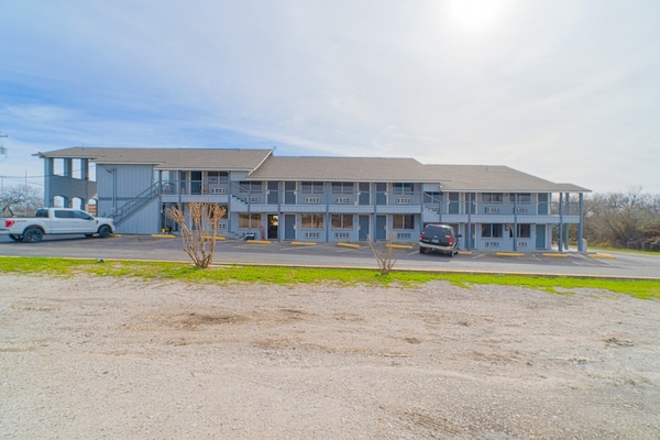 Foto van 2 Queensize bedden, niet-roken - Vakantiehuis in Three Rivers TX - ExteriorSummer