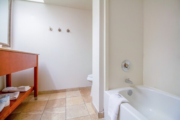Foto van 2 Volle Bedden Met Kitchenette - Vakantiehuis in Tulsa - BathRoom