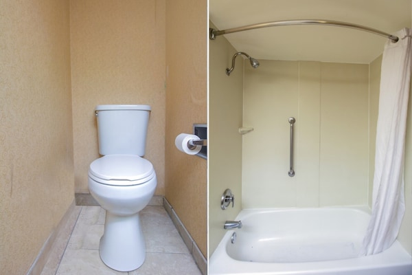 Foto van 2 tweepersoonsbedden | NSMK | Tulsa - Vakantiehuis in Tulsa - BathRoom