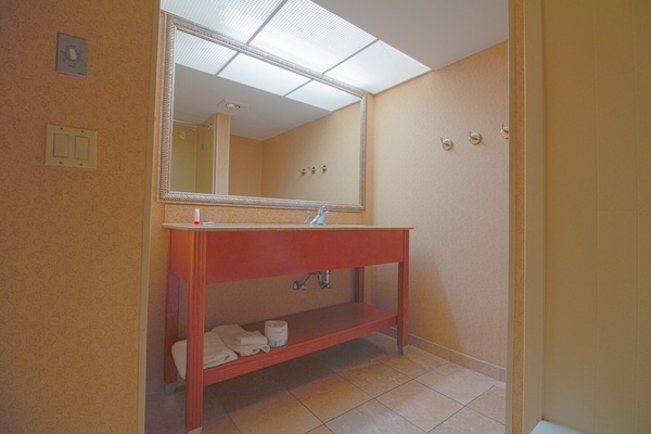 Foto van 2 tweepersoonsbedden | NSMK | Tulsa - Vakantiehuis in Tulsa - BathRoom