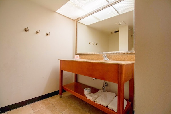 Foto van 2 tweepersoonsbedden | NSMK | Tulsa - Vakantiehuis in Tulsa - BathRoom