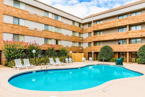 Foto van 2 tweepersoonsbedden | NSMK | Tulsa - Vakantiehuis in Tulsa - HotelSwimmingPool