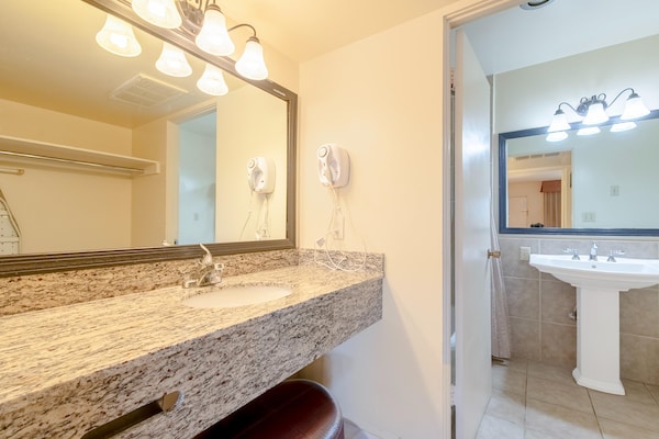 Foto van 2 tweepersoonsbedden (queensize) | NSMK | Yuma, Arizona - BathRoom
