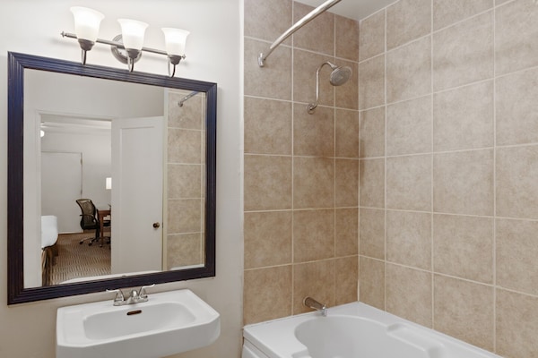 Foto van 2 tweepersoonsbedden (queensize) | NSMK | Yuma, Arizona - BathRoom
