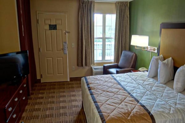 Foto van 1 Queensize Bed | Niet-roken, Keuken - Vakantiehuis in Huntsville AL - BedRoom