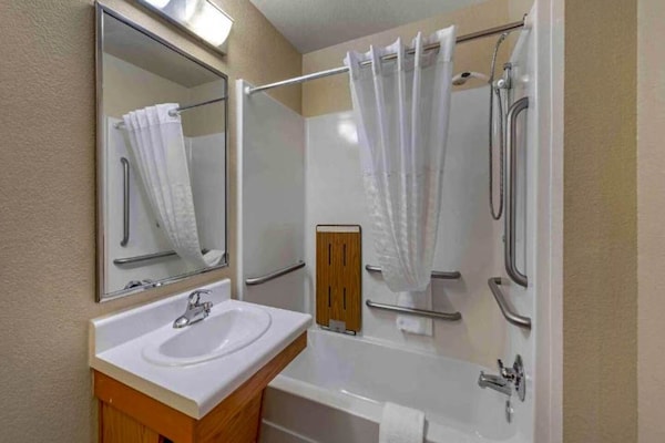 Foto van 1 Tweepersoonsbed | Roken, Keuken - Vakantiehuis in Bossier City - BathRoom