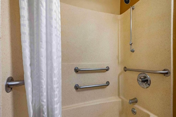 Foto van 1 Queensize Bed | Mobil Access Tub Ste Smk Ktchn - Vakantiehuis in Indianapolis IN - BathRoom