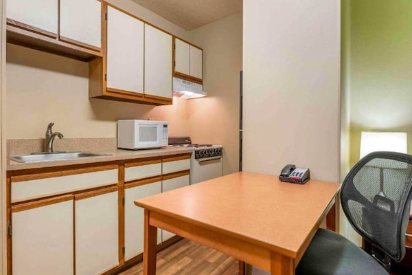 Foto van 1 Queensize Bed | Mobil Access Tub Ste Smk Ktchn - Vakantiehuis in Indianapolis IN - Kitchen