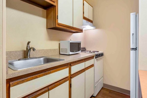 Foto van 1 Queensize Bed | Mobil Access Tub Ste Smk Ktchn - Vakantiehuis in Indianapolis IN - Kitchen