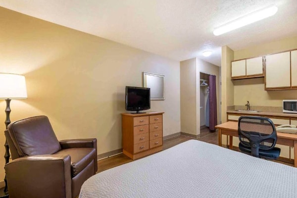 Foto van 1 Queensize Bed | Mobil Access Tub Ste Smk Ktchn - Vakantiehuis in Indianapolis IN - BedRoom
