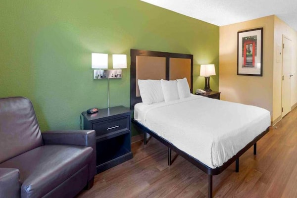 Foto van 1 Queensize Bed | Mobil Access Tub Ste Smk Ktchn - Vakantiehuis in Indianapolis IN - BedRoom