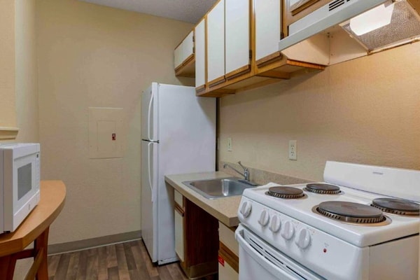 Foto van 1 Queensize Bed | Mob Acc Tub Ste Nsmk Sb Micfri - Vakantiehuis in Charlotte NC - Kitchen