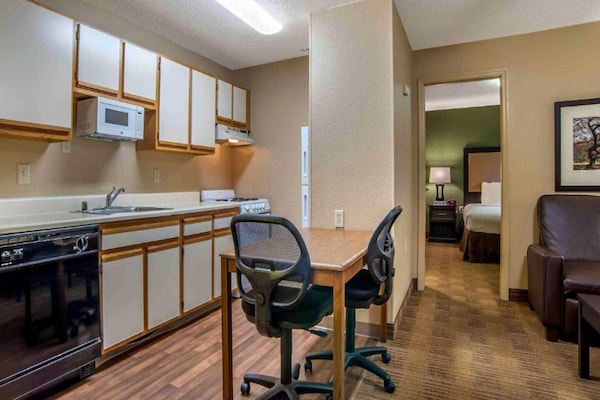 Foto van 1 Queensize Bed | Mob Acc Tub Ste Nsmk Sb Micfri - Vakantiehuis in Charlotte NC - Kitchen