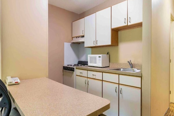 Foto van 1 Queensize Bed | Mob Acc Tub Ste Nsmk Sb Micfri - Vakantiehuis in Charlotte NC - Kitchen