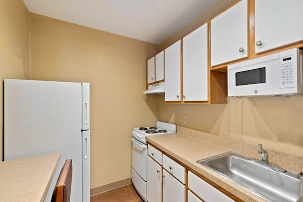 Foto van 1 Queensize Bed | Mob Acc Tub Ste Nsmk Sb Micfri - Vakantiehuis in Charlotte NC - Kitchen